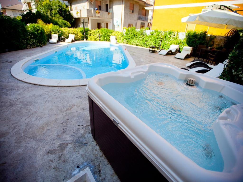 Residence La Guirita Tortoreto Екстер'єр фото